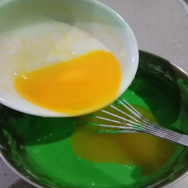 Masukkan mentega cair, aduk hingga tercampur rata.