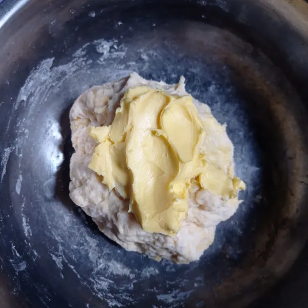 Tambahkan margarin, uleni sampai tercampur rata dan menggumpal. Lalu diamkan selama 10 menit.