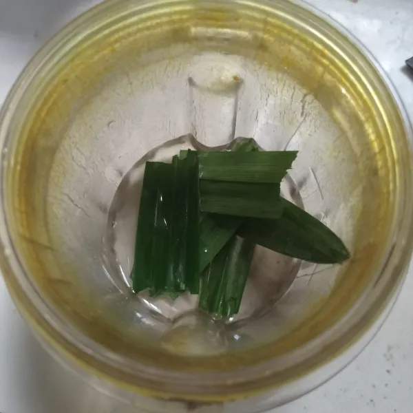 Blender daun pandan dan 40 ml air sampai halus, kemudian saring, sisihkan.