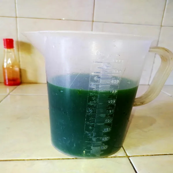 Haluskan daun pandan dan daun suji.