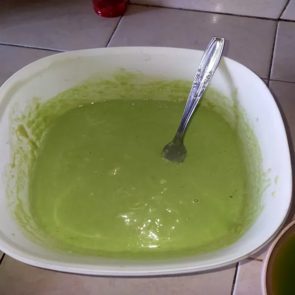 Campurkan tepung beras, santan instan, air daun pandan-suji, dan garam. Aduk hingga merata.