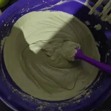 Lalu masukkan pewarna hijau pandan, aduk rata.
