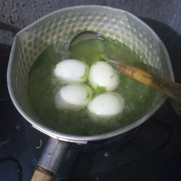 Masukkan telur rebus yang sudah dikupas.