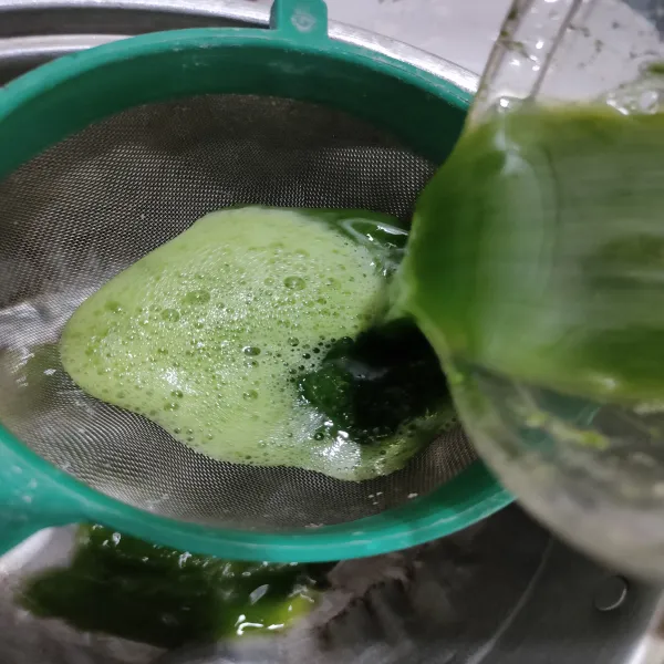Cuci bersih daun suji dan juga daun pandan kemudian blender dengan 185 ml air hingga halus lalu saring.