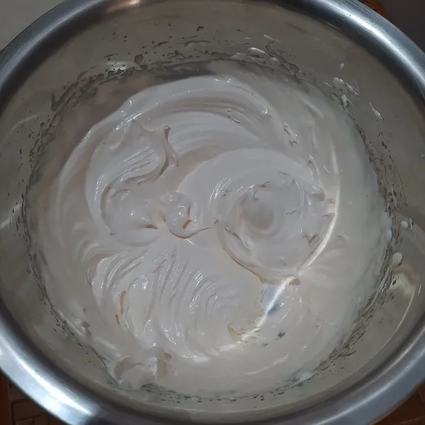 Masukkan telur, gula pasir, garam dan ovalet dalam mangkuk. Mixer hingga mengembang, kental, putih berjejak.
