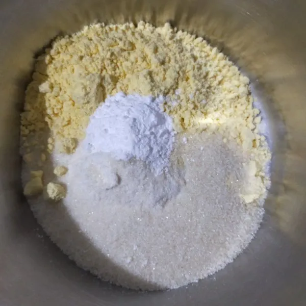 Dalam wadah, aduk rata terigu, tepung jagung, baking powder, dan gula pasir.