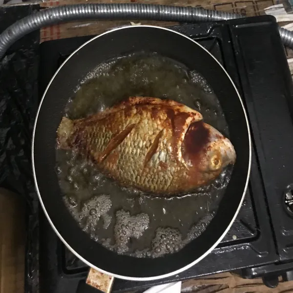 Goreng ikan dalam minyak panas dengan api sedang. Kemudian sajikan.