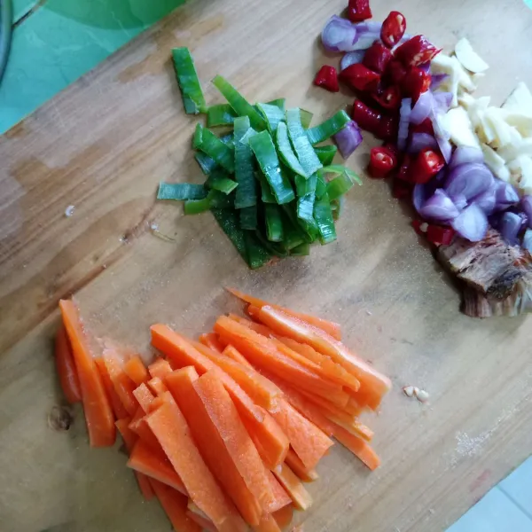 Siapkan wortel, daun bawang, cabai, bawang merah, dan bawang putih.