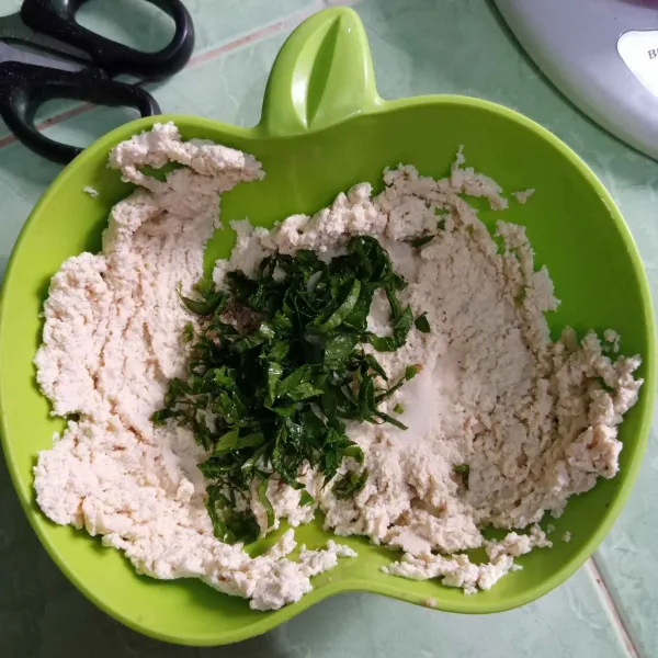 Masukkan irisan daun seledri, garam, lada bubuk, bawang putih bubuk, dan kaldu bubuk, aduk rata.