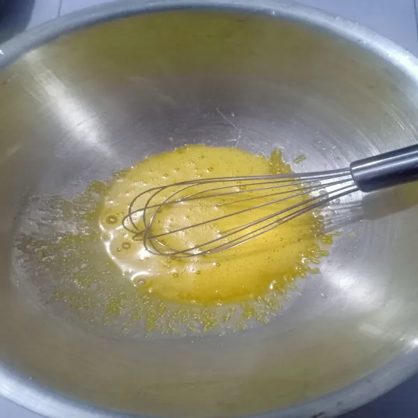 Kocok kuning telur dengan gula putih sampai tercampur rata.
