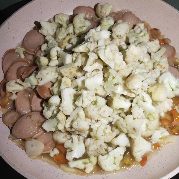 Kemudian masukkan potongan brokoli, aduk sampai rata. Masak hingga matang dan siap disajikan.