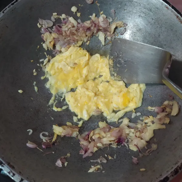 Pinggirkan bawang, lalu masukkan telur yang sudah di kocok lepas. Buat orak-arik, lalu sisihkan di pinggir.