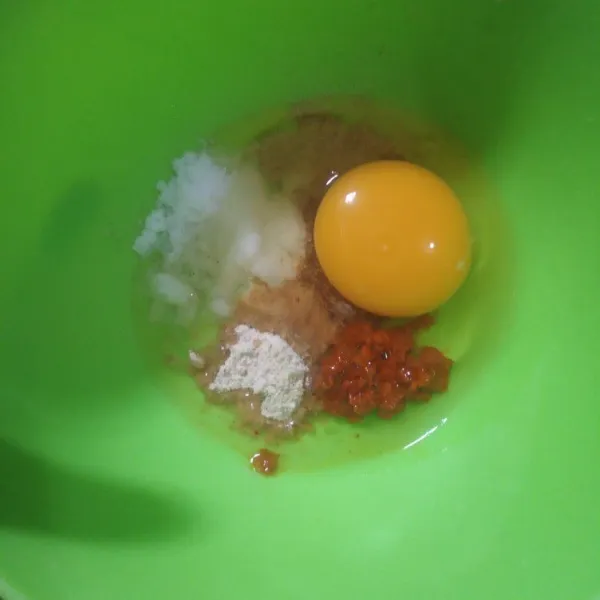 Campur telur, garam, kunyit, lada, kaldu, kunyit bubuk dan tepung terigu.