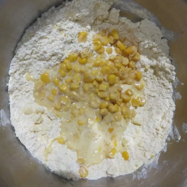 Setelah berbulir, masukan madu, jagung, serta campuran susu dan telur yang ada di kulkas. Aduk rata.