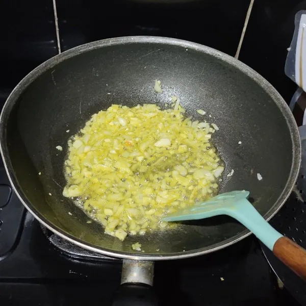 Isian: tumis bawang putih dan bawang bombay dengan margarin hingga harum.
