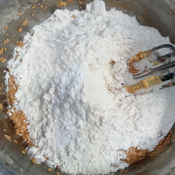 Masukkan tepung terigu, garam, baking powder, dan baking soda. Mixer cukup rata, lalu matikan api.