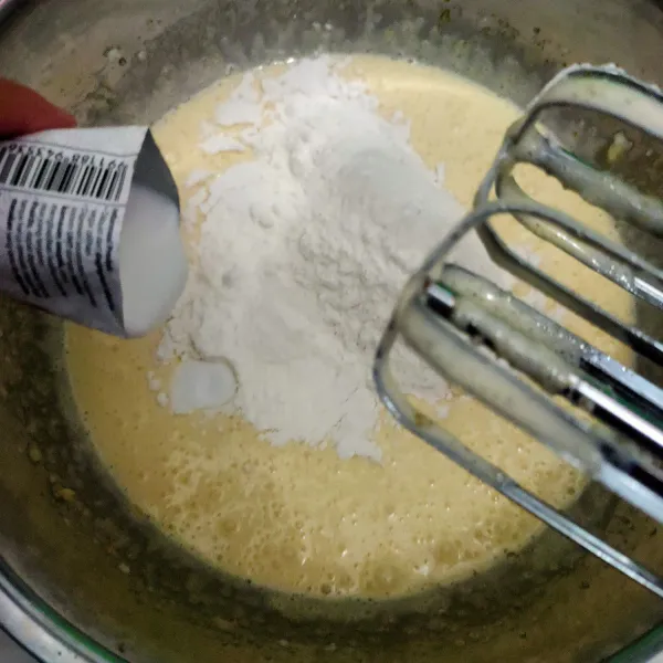Masukkan tepung terigu dan santan, mixer sebentar asal rata dengan speed rendah.