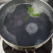 Didihkan air bersama daun pandan. Rebus klepon dalam air mendidih hingga mengapung. Angkat kemudian gulingkan pada kelapa. Sajikan.