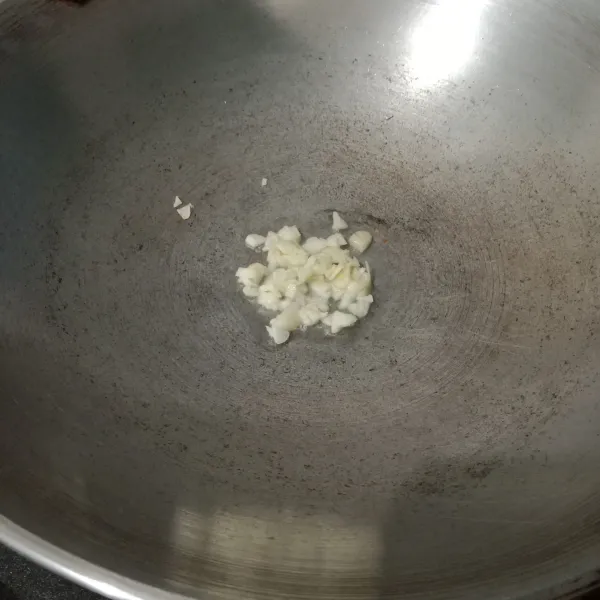 Tumis bawang hingga layu dan harum
