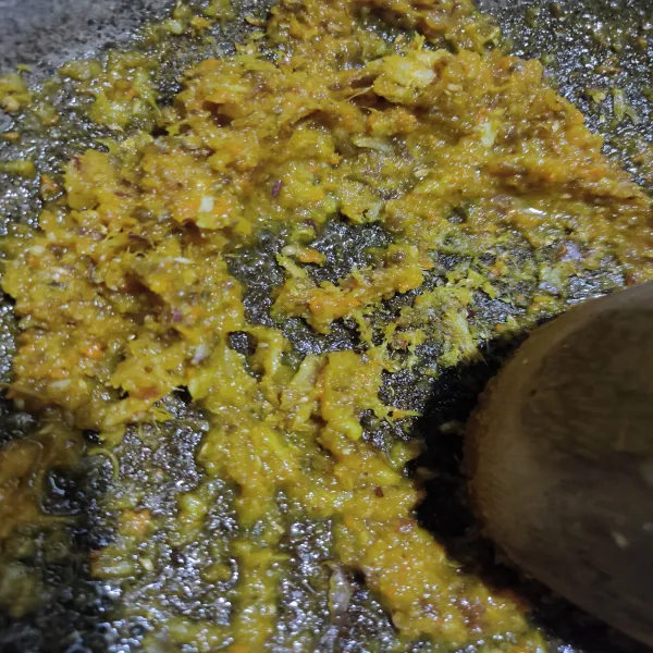 Siapkan bahan bumbu halus, kemudian uleg, lalu sisihkan.