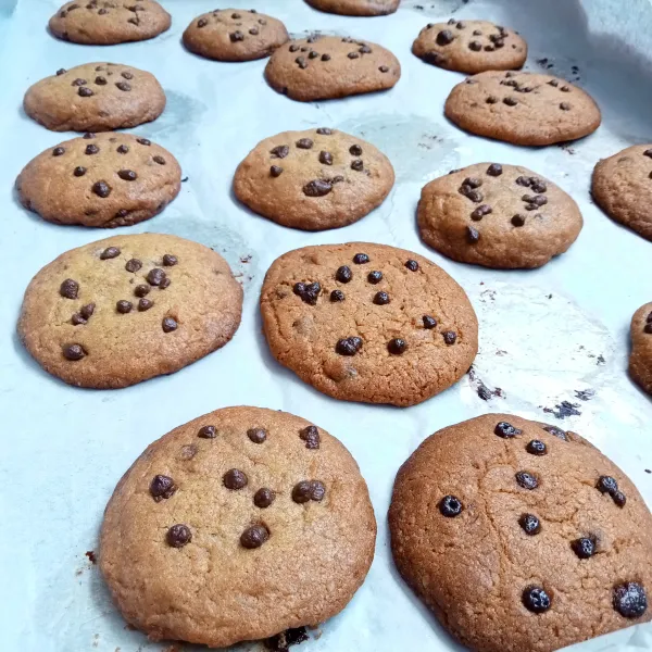 Panggang selama 15-20 menit dengan suhu 180°C hingga matang. Cookies siap dinikmati.