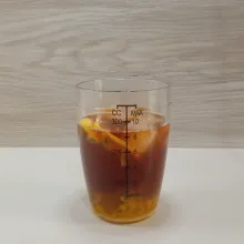 Tuang teh. Beri es batu.