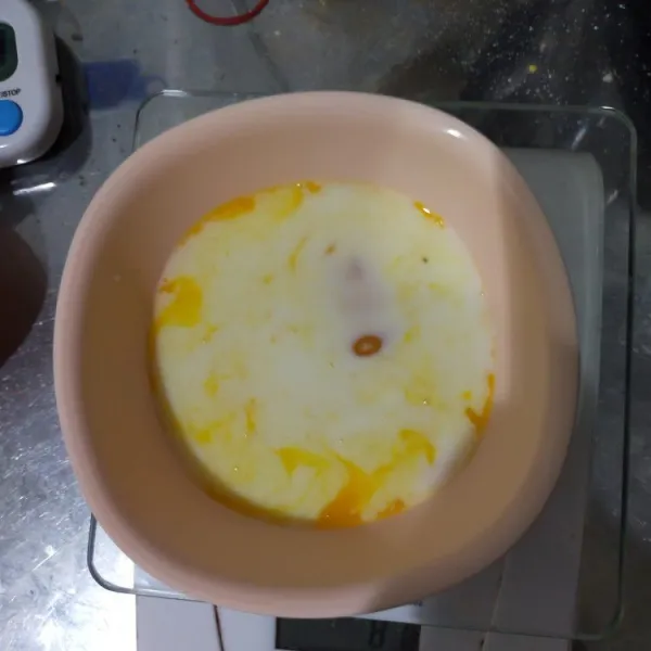 Campur telur dengan susu cair. Lalu, simpan di kulkas sampai akan di gunakan.
