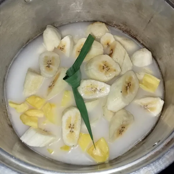 Masak pisang, nangka, santan encer dan daun pandan.