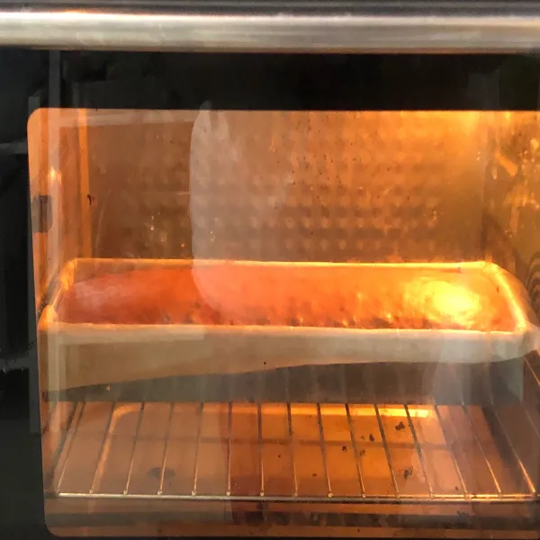 Oven dengan suhu 170°C selama 30 menit / sesuaikan oven masing-masing. Setelah matang, angkat dan biarkan dingin baru keluarkan dari loyang.