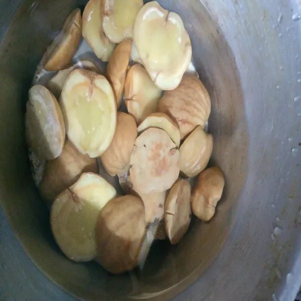 Rebus terlebih dahulu jengkol yang sudah dibelah 2 hingga empuk. Untuk mempersingkat waktu, gunakan presto untuk merebusnya sekitar 10 menit.