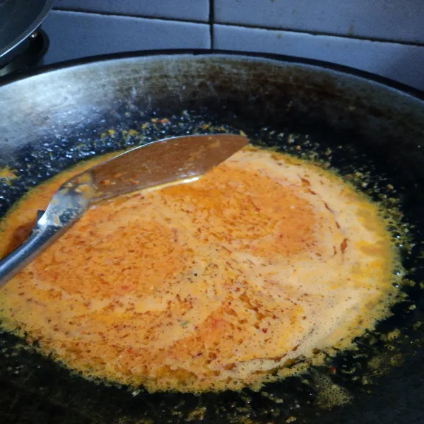 Blender semua bumbu halus, kemudian masak hingga wangi, dan tambahkan daun salam, lengkuas geprek, kecap, gula, dan garam.