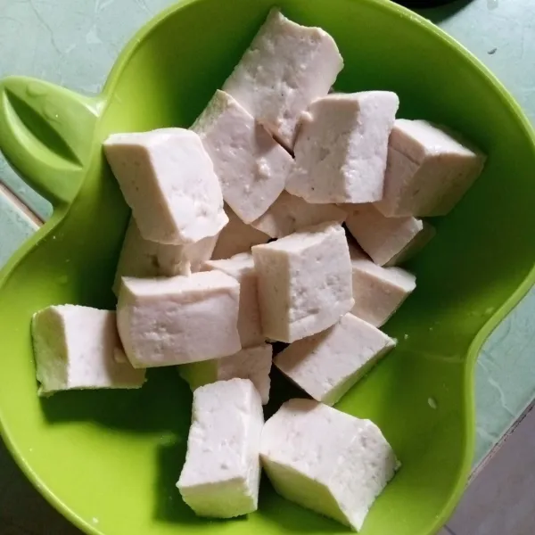 Siapkan tahu, lalu haluskan.