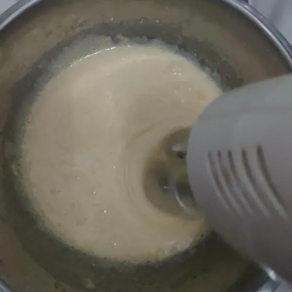 Mixer hingga kental berjejak.