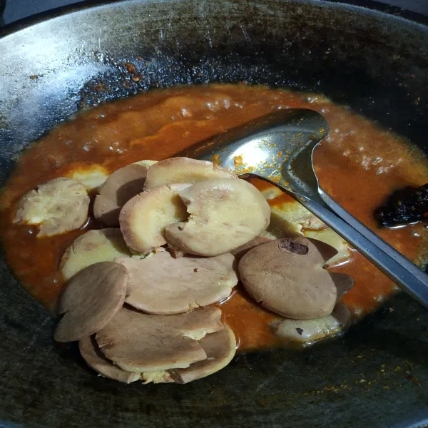 Masukan jengkol yang sudah di geprek tadi. Aduk hingga rata, kemudian tambahkan sedikit air.
