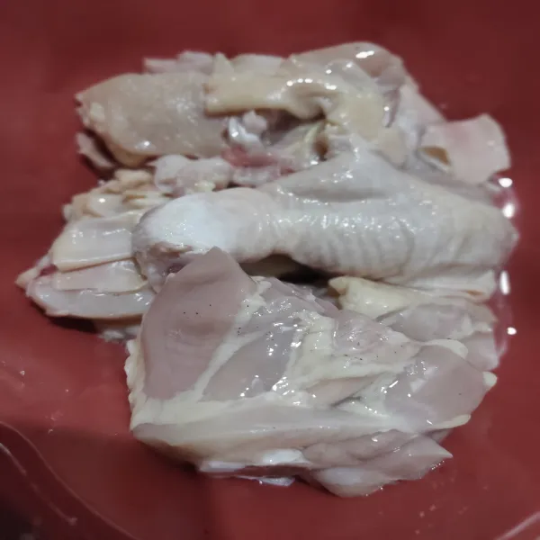 Cuci bersih daging ayam, potong sesuai selera, lalu sisihkan.