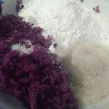 Kupas dan tumbuk ubi selagi hangat. Masukkan tepung, gula dan garam.