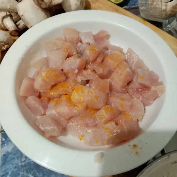 Lumuri ayam dengan jeruk nipis. Kemudian balur dengan garam, kunyit bubuk dan bawang putih bubuk.