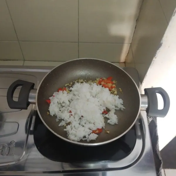 Kemudian masukkan nasi putih.