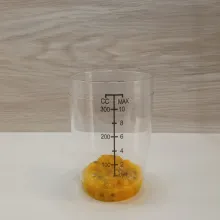 Masukkan buah markisa dalam gelas shaker.