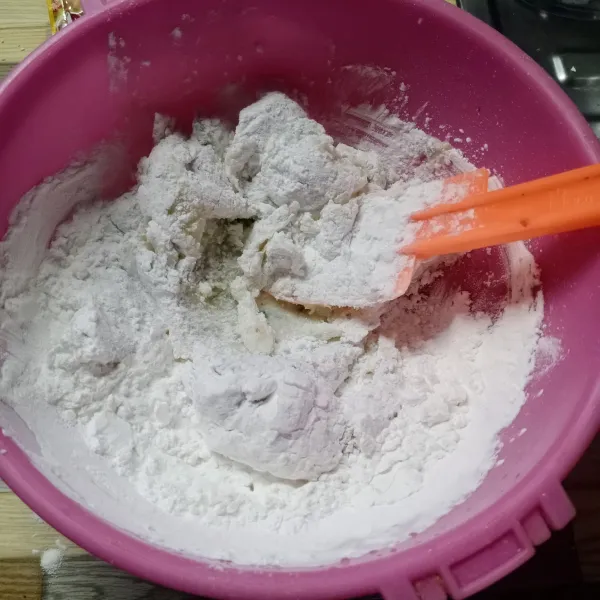 Masukkan tepung tapioka sedikit demi sedikit sambil diaduk menggunakan spatula.