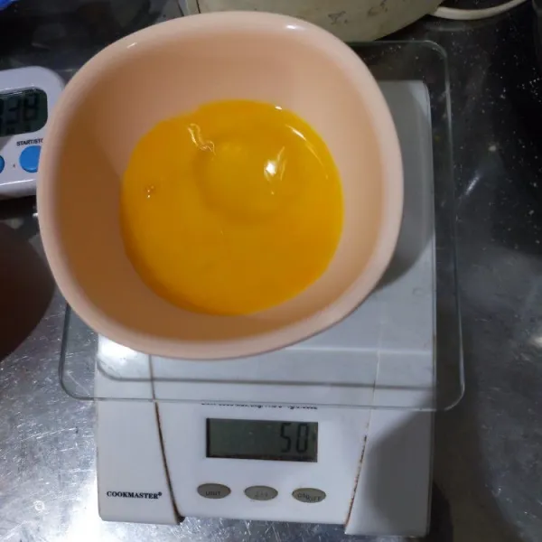 Kocok 1 telur, lalu timbang 50 gr. Sisanya bisa untuk bahan olesan.