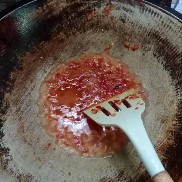 Masukkan air, garam, gula, kaldu bubuk. Aduk rata, cicipi rasanya. Masak sampai air menyusut.