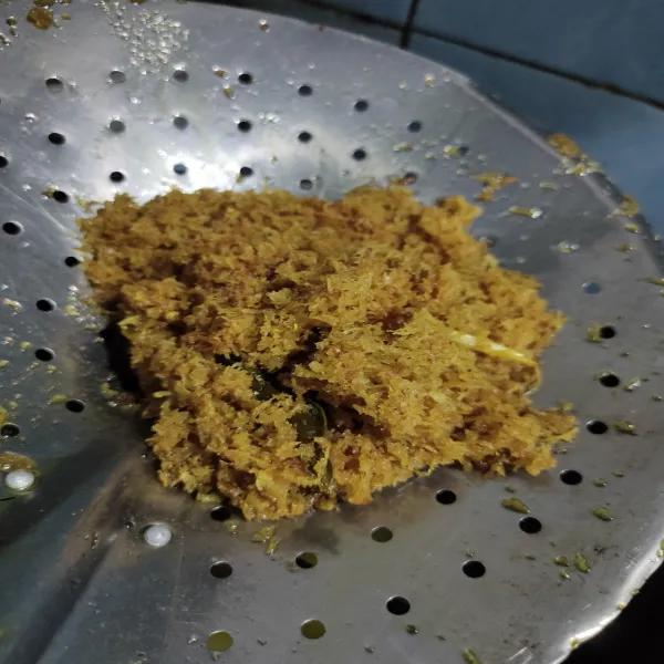 Goreng ampas kelapa hingga kuning kecokelatan, lalu angkat dan tiriskan. Ayam goreng kelapa siap disajikan