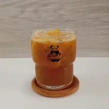 Tuang passion fruit tea.