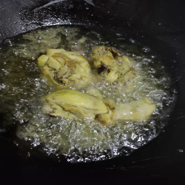 Goreng ayam hingga kuning kecokelatan, lalu angkat dan tiriskan.