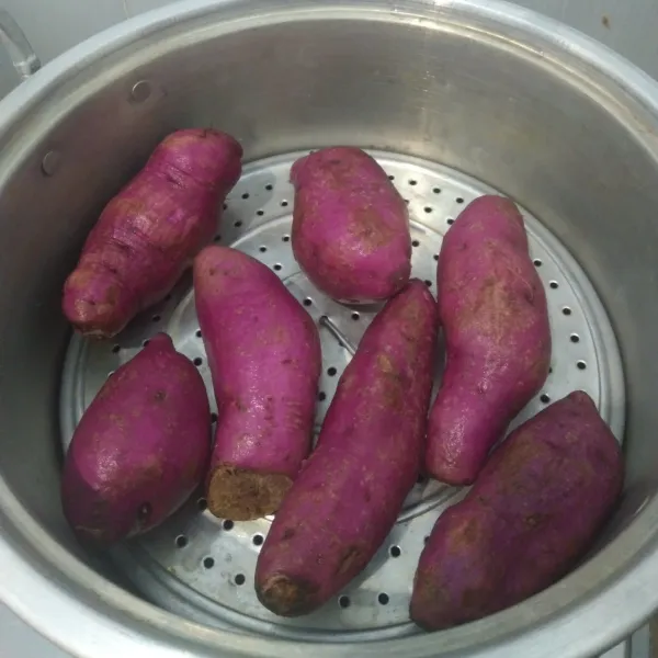 Cuci bersih ubi, kemudian kukus sampai matang. Ubi tak perlu dikupas/ dipotong untuk menghindari rasa pahit.
