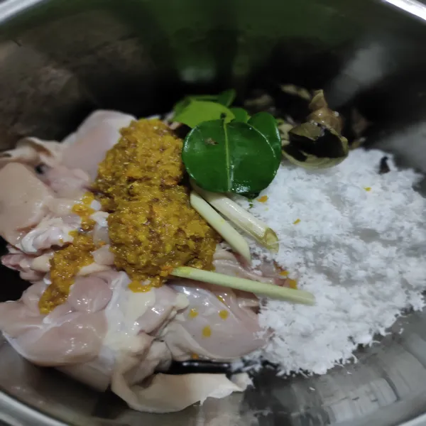 Siapkan panci untuk ungkep ayam, masukkan ayam, bumbu halus, serai, daun jeruk, daun salam, dan juga kelapa. Tambahkan air, kemudian rebus hingga mendidih.