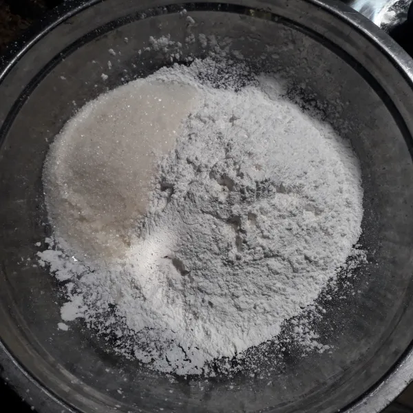 Dalam wadah campur tepung ketan, gula pasir, vanili bubuk, dan garam, lalu aduk rata.