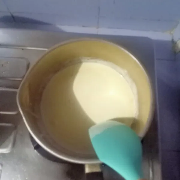 Masukan susu dan whipped cream ke dalam panci, lalu tambahkan garam. Masak sampai keluar gelembung di pinggir panci tetapi jangan sampai mendidih.