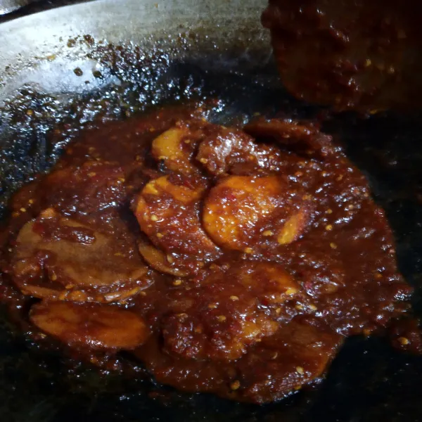 Masak hingga bumbu merata, meletup-letup hingga kadar air berkurang dan mengeluarkan minyak.